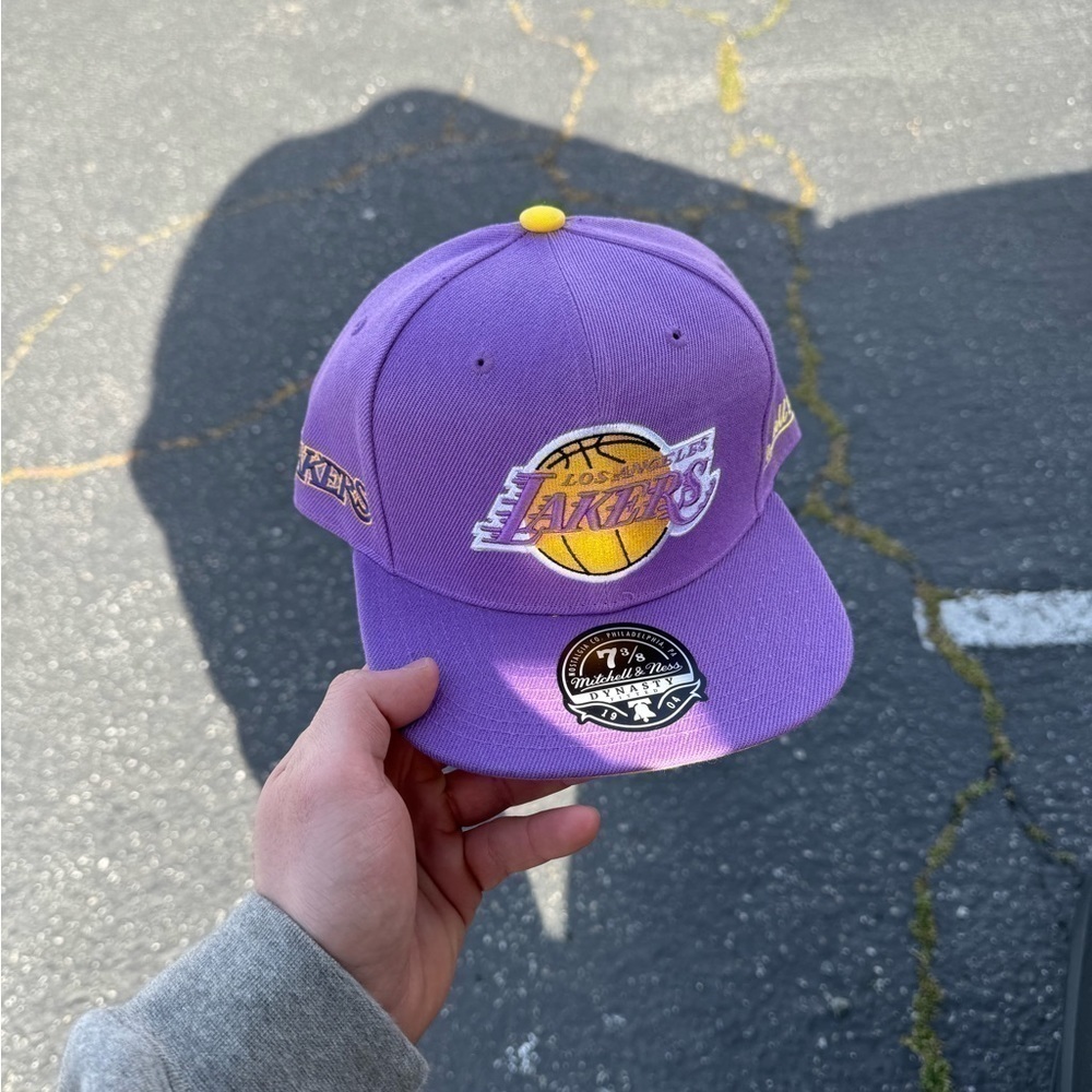LAKERS MITCHEL fitted hat brand new men’s hat size 7 3/8 NEVER WORN NWT TEAM HAT